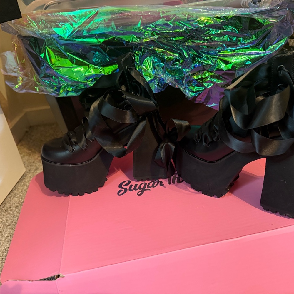 NIB Dolls Kill Dancing Hearts Platform Boots – Black- W6 - Picture 3 of 11